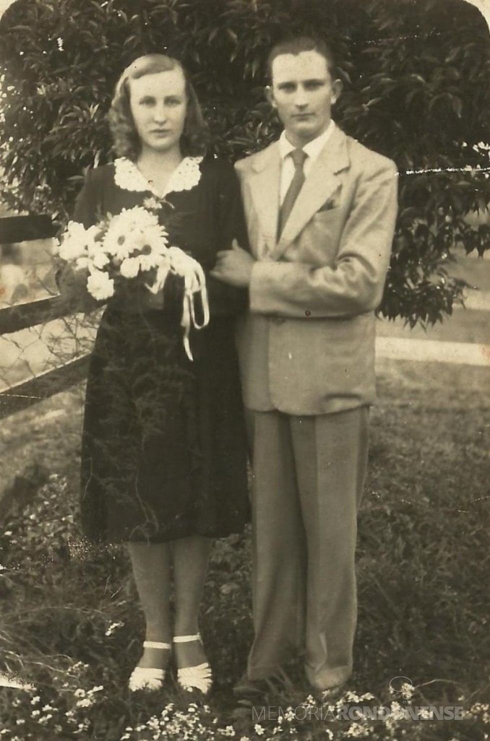|| Úrsula Klein e Erich Krepsky no dia do casamento em Ipira, Santa Catarina. 
O casal foi pioneiro em Marechal Cândido Rondon, em 1953. 
Imagem: Acervo Marta Krepsky - FOTO 1 - 