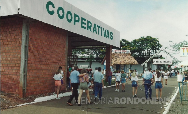 || Espaço das cooperativas (depois demolido) onde acontecia a 4ª Exposição de Orquídeas de Marechal Cândido Rondon.