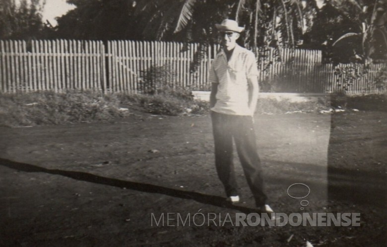 Alfredo Bausewein numa rua na antiga vila de General Rondon. 
Na foto, uma amostra das antigas cercas de ripas, tão comuns para  separação de jardins e hortas.