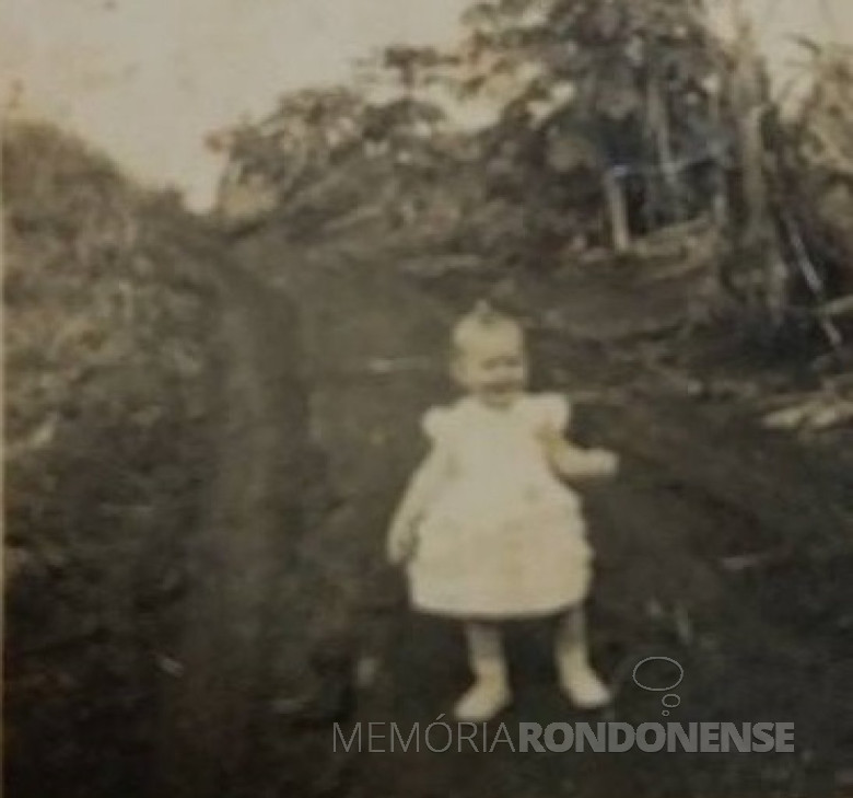 A atual Avenida Presidente Epitácio, de Quatro Pontes, sentido leste-oeste, para Marechal Cândido Rondon. 
A menina é  Rosana Lang, filha do casal pioneiro Margarida (nascida Justen) e Seno José Lang.  