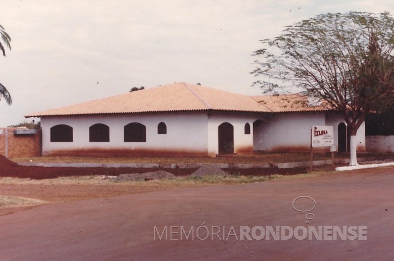 Residência com telhado concluído de Roberto Alzáibar, então da unidade da Swift-Armour, em Marechal Cândido Rondon. 