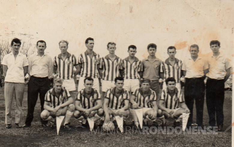 Outra equipe do Oeste Paraná FC. 
Da esquerda a direita:  1º - Alfredo Bausewein, 2º - Arno Roesler, 3º - não identificado, 4º - Walter Ritter,  5º - Rubens Luersen, 6º - identificado, 7º - Atilio Debona, 8º - Gerhard (Jipe) Reuter, 9º - Harry Feiden e 9º - Orlando Miguel Sturm. 
Agachados: 1º - Márcio Lemke (Vaca Braba),  2º - não identificados, 3º - Dimas Batisti, 4º - Harraldo Altmann e 5º - Arthur Bleich.