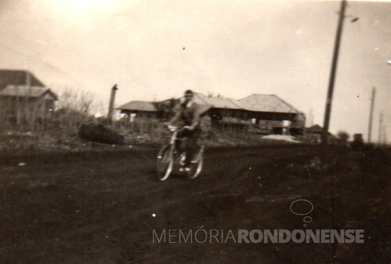 O jovem pioneiro Alfredo Bausewein passeando de bicicleta na Avenida Rio Grande do Sul, em imagem de 1955. 
