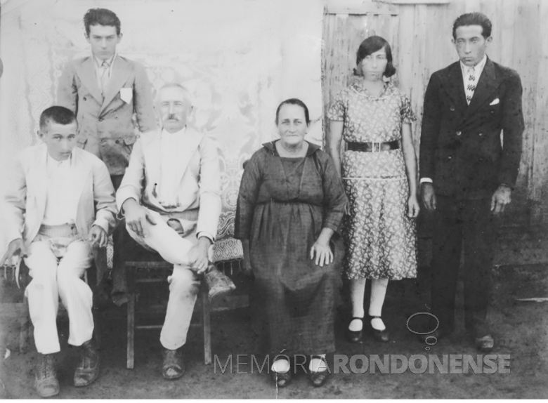 Casal Maria (nascida Scarsanella) e Pietro Bendo e filhos. 
O pioneiro rondonense Antonio Bendo está à esquerda, em pé. 