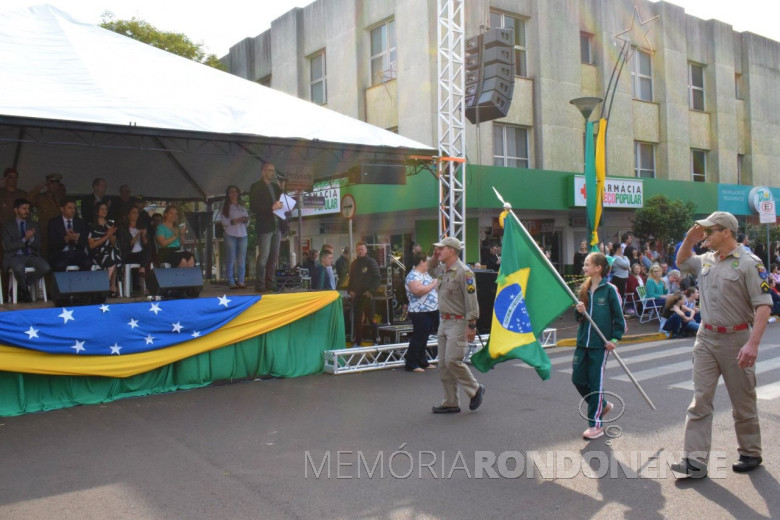 Palanque de autoridades instaladona confluência da Rua Sete de Setembro com a Santa Catarina.