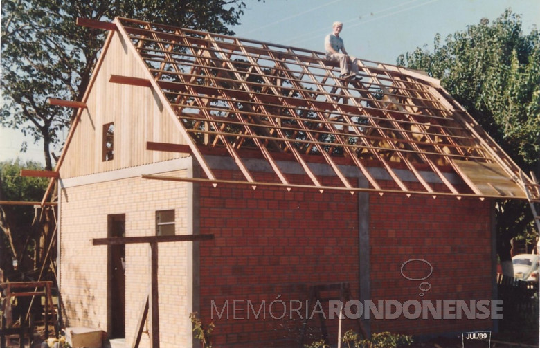 Sede da Auto Escola Sinal Verde, de Enio Henn, com o telehado em construção.