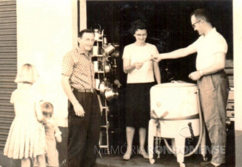 Senhora Norma Lamb recebendo de Norbert Rieger, representante da Casa Rieger referente a aquisição de uma máquina de lavar-roupas. À esquerda, Arlindo Alberto Lamb, marido da senhora Norma.