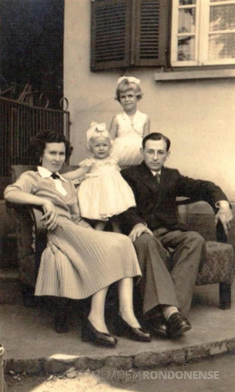 Casal Norma (nascida) Pöttker) e Arlindo Alberto Lamb com as filhas Ledi e Mirta.