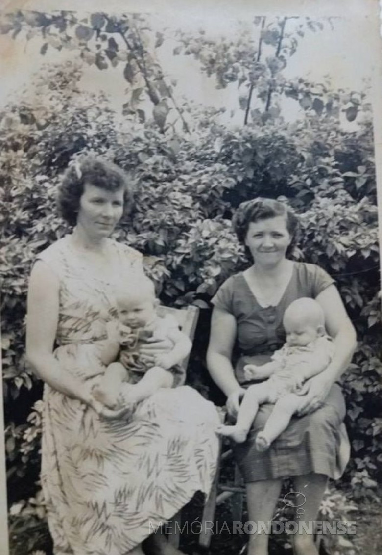 As pioneiras de Quatro Pontes Ana Julia Lang (e), esposa de Arno Nicolau Lang, com o filho Mausir; e Margarida Lang (d), esposa de Seno José Lang, com o filho Rudimar.