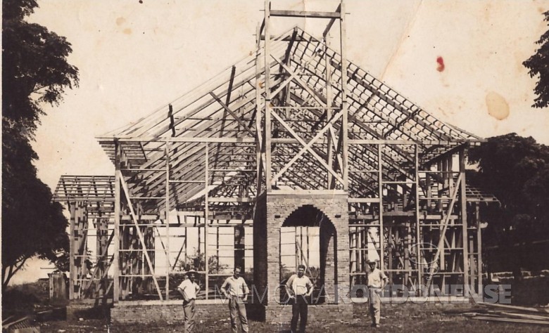 Construção do telhado da Matriz Católica Nossa Senhora Aparecida, da sede municipal de Mercedes. 