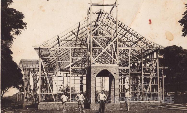 Construção do telhado da Matriz Católica Nossa Senhora Aparecida, da sede municipal de Mercedes.