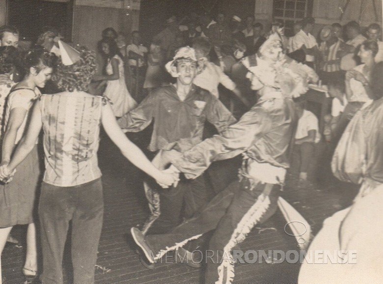 Outro instante do baile de Carnaval no extinto Salão Wayhs. 
O jovem com calça de franja é Alfredo Bausewein.
