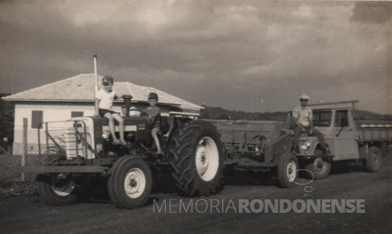 Outro instantâneo do pioneiro Adolfo Kunzler com os filhos Ivo e Ilse.