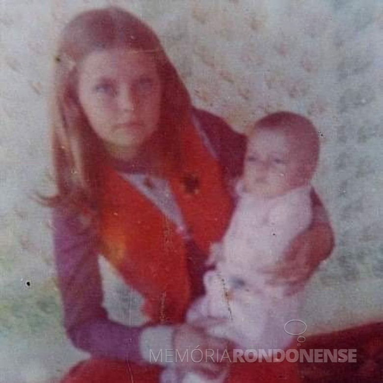 Ilse e Claci Maria ( no colo), filhas do casal Maria e Adolfo Carlos Kunzler.