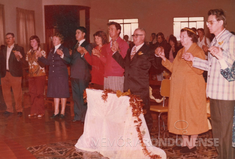 Celebração religiosa de Bodas de Ouro do casal Olinda e Albino Kunzler, na Matriz Católica Nossa Senhora da Glória, em Quatro Pontes.
Da esquerda à direita: Atalípio (filho) com a esposa Heidi (nascida Rempel), Olga (nascida Matzembach) e esposo Ernesto (filho), Maria (nascida Becker) e esposo Adolfo Oscar (filho), o casal jubilar Albino e Olinda Kunzler e o filho Affonso.