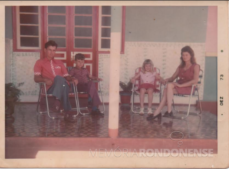 Outro momento do casal com os filhos Ivo Ilse, em foto de 1973.