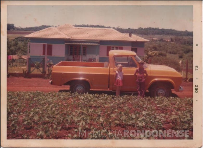 Filhos Ivo e Ilse em frente a pickup Chevrolet de seus pais, com a residência ao fundo, em foto de 1973.