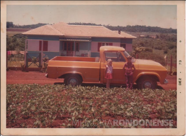 Filhos Ivo e Ilse em frente a pickup Chevrolet de seus pais, com a residência ao fundo, em foto de 1973. 