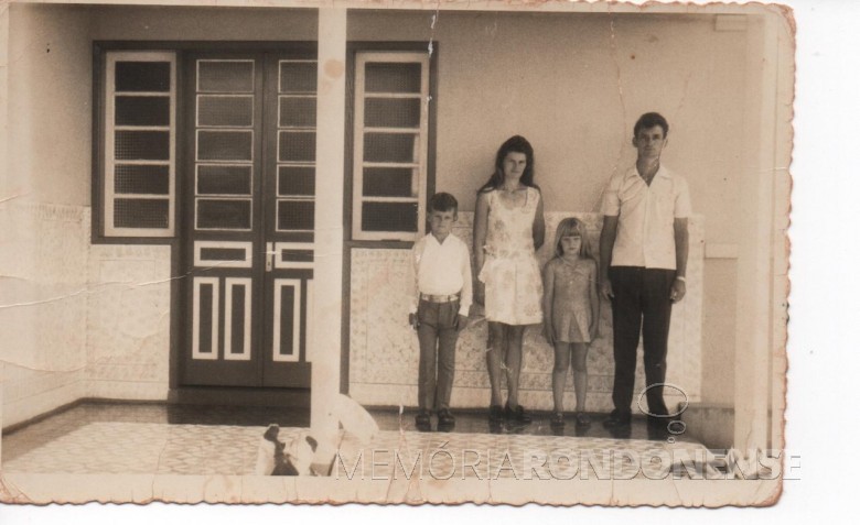 Casal Maria e Adolfo Oscar Kunzler com os filhos Ivo e Ilse nascidos, respectivamente, em 1963 e 1965, em foto junto a residência da família em Porto Mendes, na Linha São Carlos.
