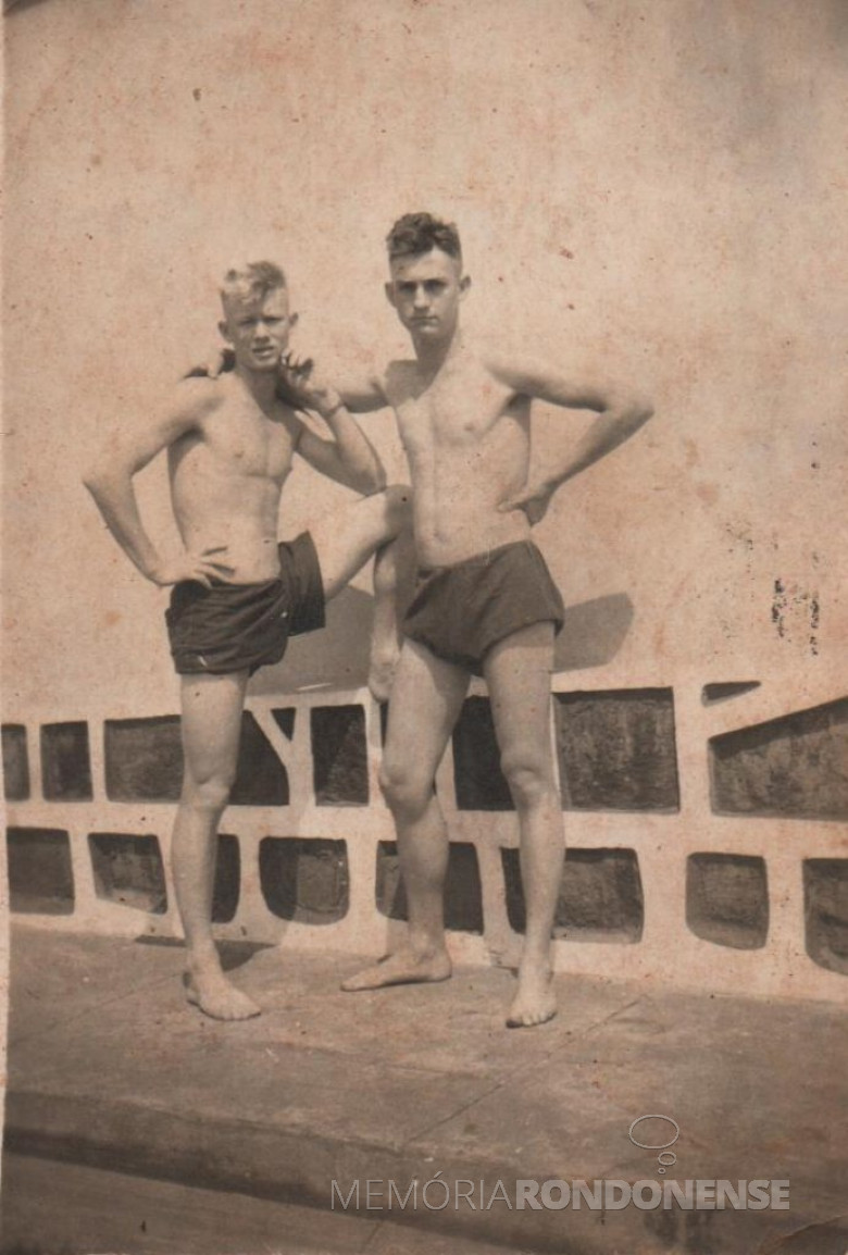 Pioneiro Adolfo Oscar Kunzler (d) e um colega durante a prestação do serviço militar, na cidade de Guaíra.