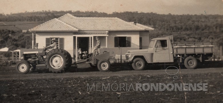 Adolfo Oscar Kunzler com os filhos Ivo e Ilse, em foto com o trator e a pick-up de sua propriedade. Ao fundo, a residência da família na Linha São Carlos, no distrito rondonense de Porto Mendes. 