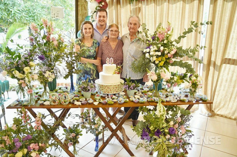 Casal Adolfo Carlos e Maria Kunzler com os filhos Renato e Claci Maria no aniversário de 80 anos da esposa e mãe.
