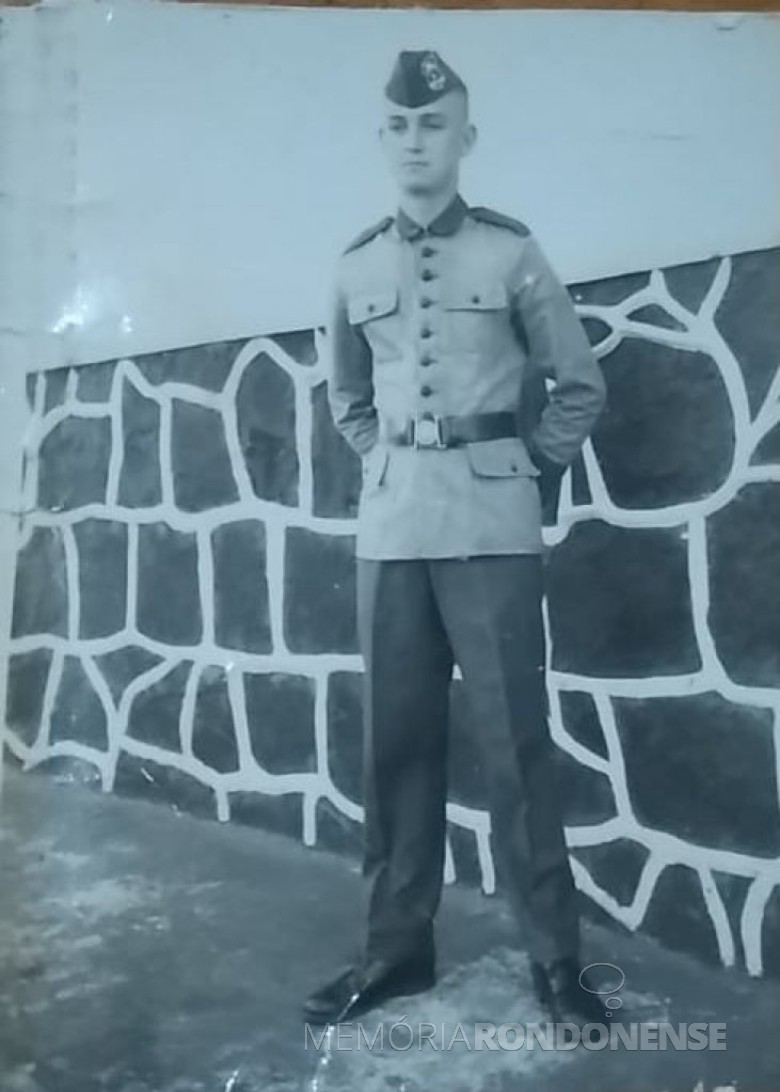 Adolfo Oscar Kunzler  em traje militar durante a prestação do serviço militar na cidade de Guaíra (PR).