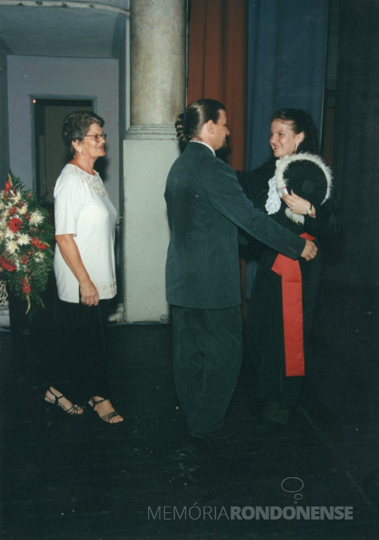 Graduação em Direito da filha Claci Maria, pela Universidade Federal de Pelotas,cumprimentada pelo irmão Ivo na companhia Maria.