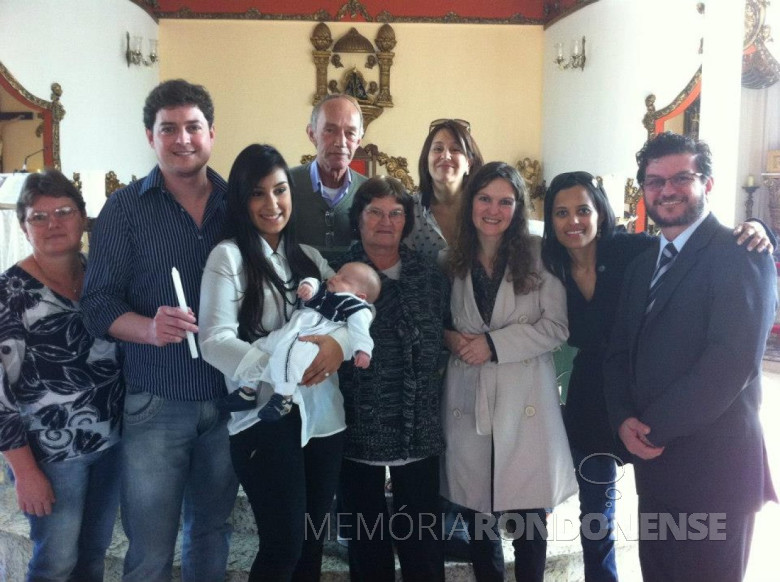 Batismo de Heitor filho de Claci Maria Kunzler e neto do casal Maria e Adolfo Oscar Kunzler.
Ilse Kunzler, Renato Kunzler, Nicole (sobrinha do  marido de Claci Maria), Heitor no colo (filho de Claci Maria), Gustavo (pai do esposo de Claci Maria), Maria Kunzler, matriarca; Suzana (irmã do  marido de Claci Maria), Claci Maria, Anya, ex esposa do Ivo Kunzler; e o próprio Ivo.