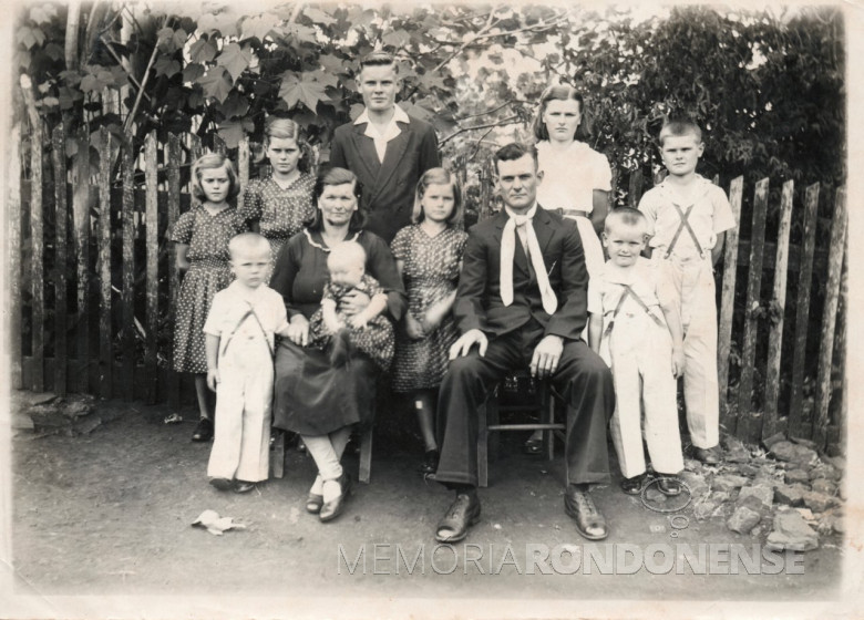 Família de Irena Augusta (nascida Stein) e Wendelino Becker, pais de Maria Becker, esposa de Adolfo Oscar Kunzler.
Da esquerda à direita superior: Juliana, Maria, Bertoldo, Lucila e Guilherme.
Da direita para esquerda inferior: José,  patriarca Wendelino Bruno, Aloísia,  matriarca Irena Augusta  com  a filha Alice no colo e Bertilo.