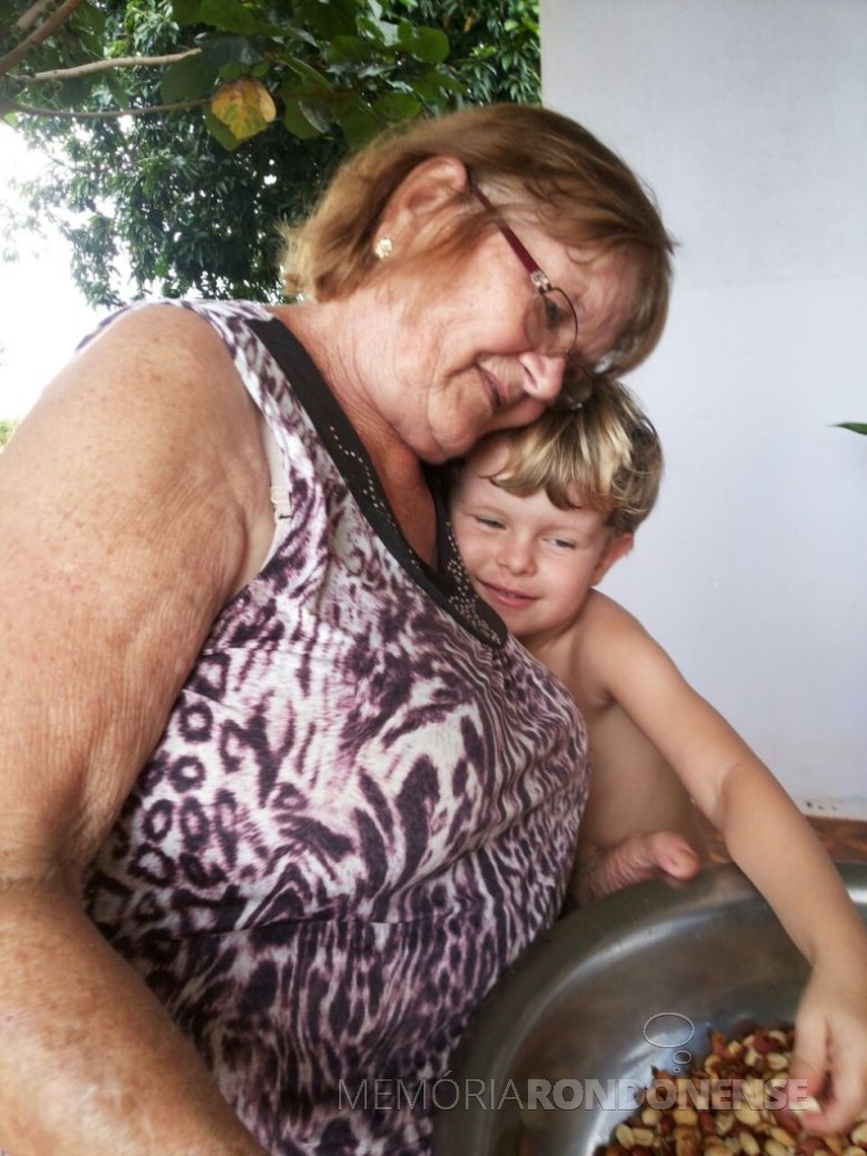 Maria Becker Kunzler com o neto Heitor - filho de sua filha Claci Maria.