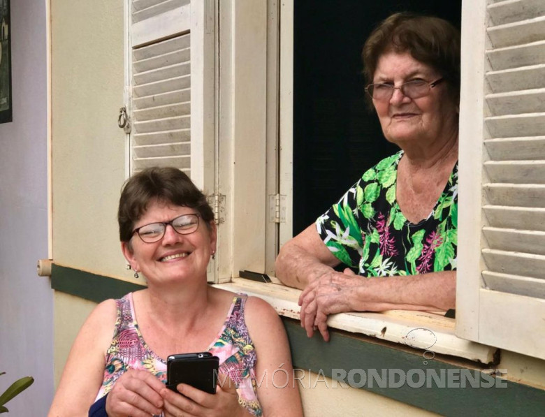 Maria Becker Kunzler com a filha Ilse (e), na residência na Linha São Carlos,  no distrito rondonense de Porto Mendes.