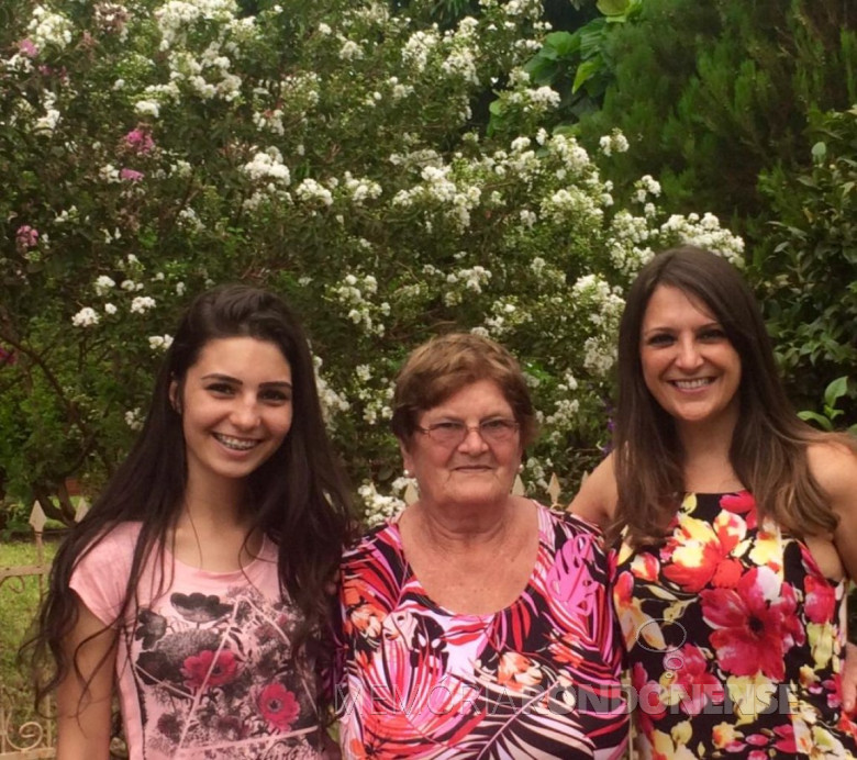 Maria Becker Kunzler com a neta Gabriela* (e) e a nora Solange casada com o filho Renato.
* É filha de Renato de um rlacionamento anterior