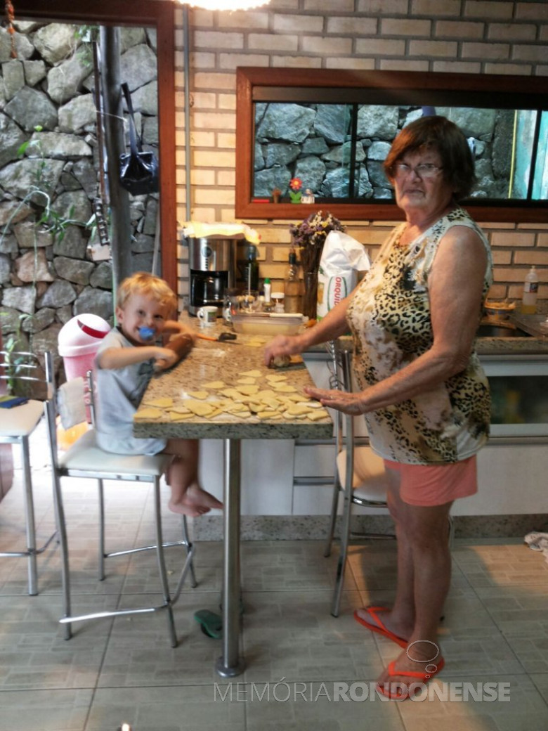 A pioneira Maria (nascida Becker) Kunzler com o neto Heitor, na cidade de São José, na região metropolitana de Florianópolis.