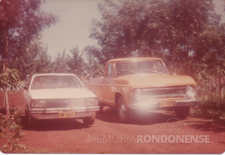 Veículos (Ford Corcel II e pickup Chevrolet de propriedade do casal Maria e Adolfo Oscar Kunzler. 