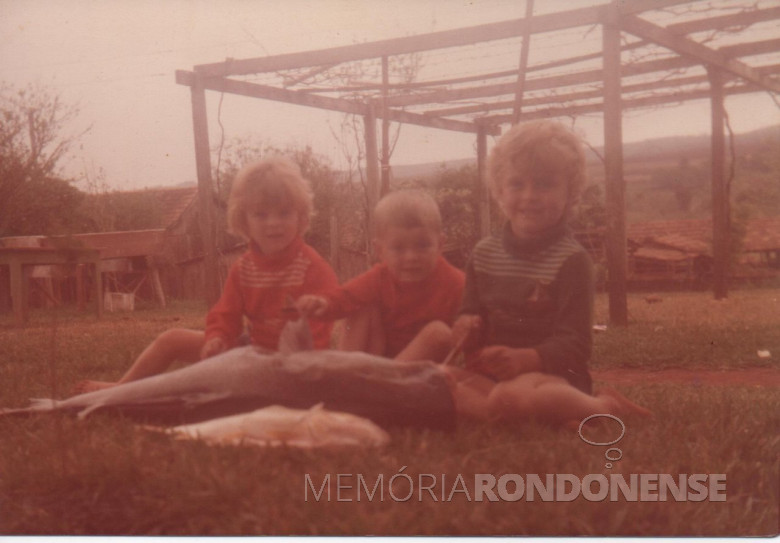 Claci Maria, Renato  e Darci filhos do casal pioneiro Maria e Adolfo Oscar Kuznler, com peixes pescados no Rio Paraná.