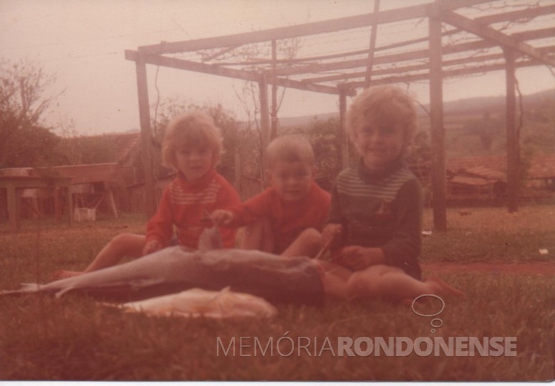 Claci Maria, Renato  e Darci filhos do casal pioneiro Maria e Adolfo Oscar Kuznler, com peixes pescados no Rio Paraná. 