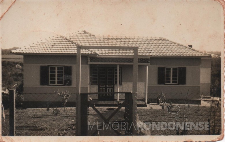 Residência recém construída do casal Maria e Adolfo Oscar Kuznler na Linha São Carlos, no distrito rondonense de Porto Mendes. 
