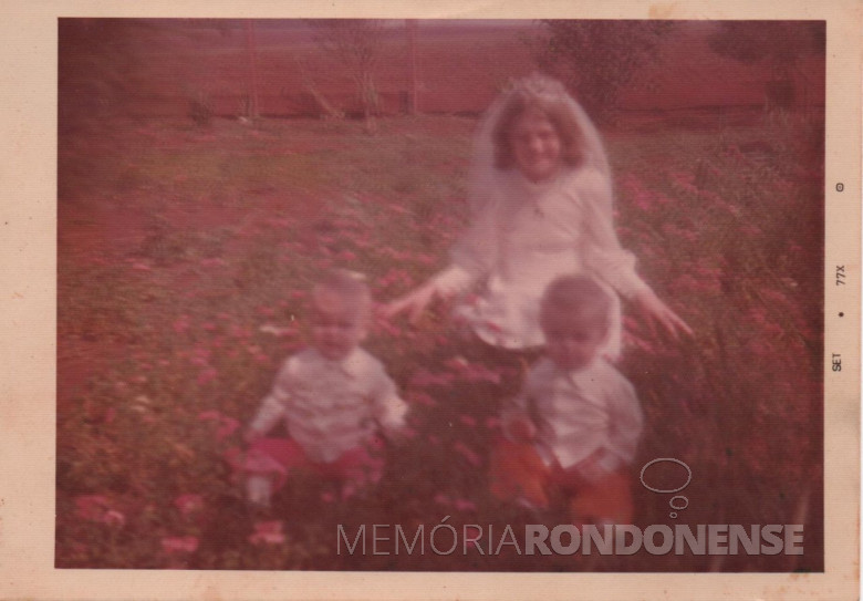 A filha Ilse, em sua primeira comunhão,  fotografada na companhia da irmã Claci Maria (d) e o irmão Darci.