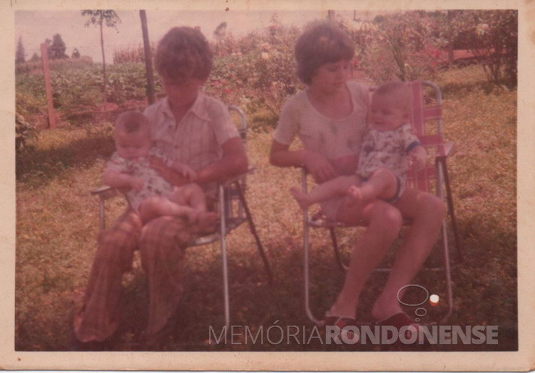 Os irmãos Ivo (e) e Ilse com os gêmeos  Claci Maria e Darci no colo.