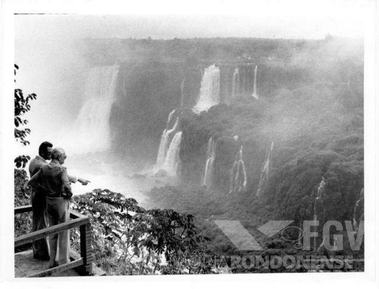 Outro instantâneo da visita do Presidente Geisel às Cataratas.
Imagem: Acervo arquiteto Walter Dysarsz.