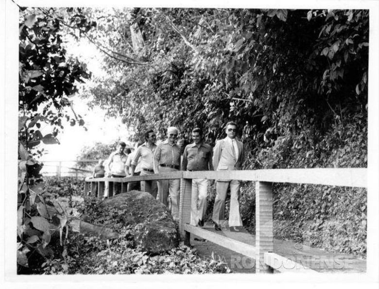 Presidente Ernesto Geisel na companhia do governador paranaense Jayme Canet Júnior e mais comitiva visitando às Cataratas do Iguaçu.
Imagem: Acervo arquiteto Walter Dysarsz - Foz do Iguaçu.