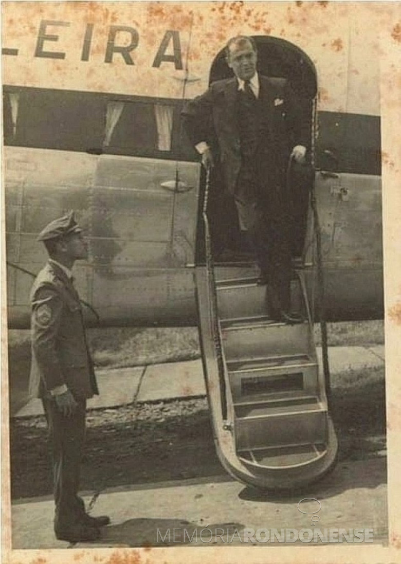 || Desembarque do Presidente Juscelino Kubitscheck, em Foz do Iguaçu, para a solenidade de lançamento da pedra fundamental da Ponte da Amizade, junto com o Presidente Alfredo Stroessner, do Paraguai, e para a inauguração do Hotel das Cataratas. 
Imagem: Acervo  arquiteto Walter Dysarsz - Foz do Iguaçu.