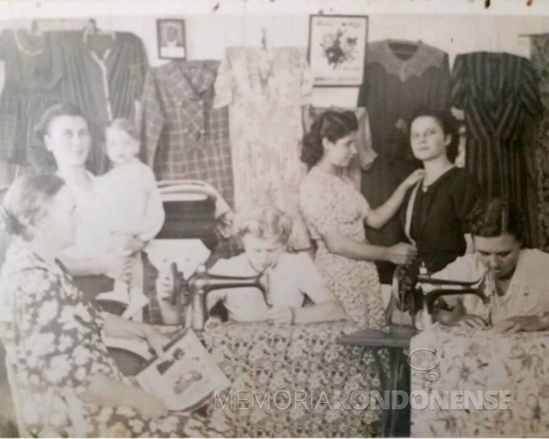 No colo da mãe Frida Joana durante um curso de corte e costura.