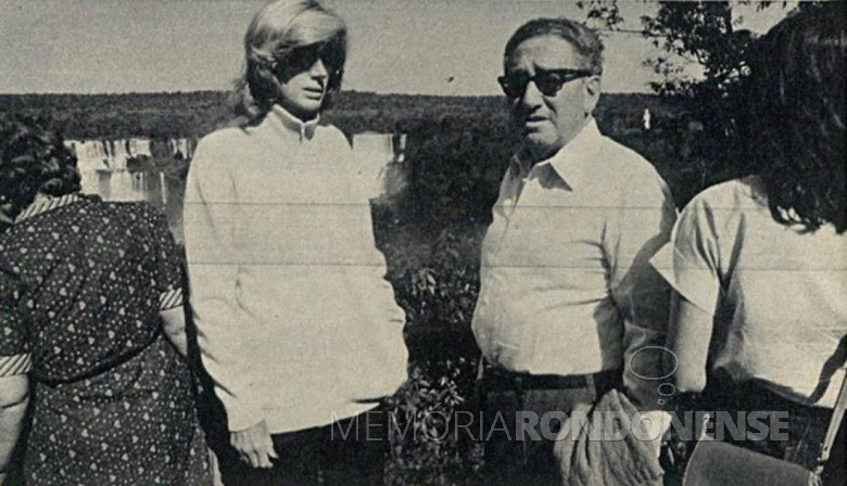 Henry Kissinger, secretário de Estado dos Unidos em visita às Cataratas do Iguaçu.
Imagem: Acervo Walter Dusarsz .