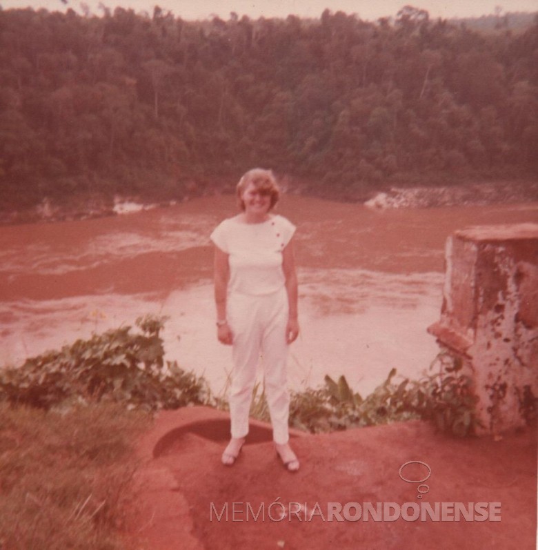 A filha Ilse fotografada junto ao ponto de descida ao Rio Paraná, no extinto Porto Mendes.
Nota-se a cheia do rio. 