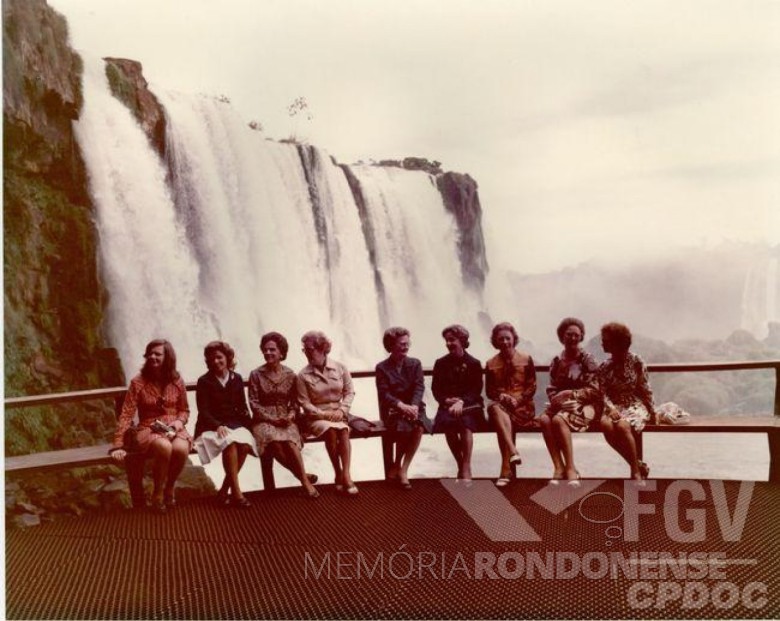 Da esq./dir.: Amália Lucy Geisel (1º); Consuelo de Abreu (4º); Lucy Geisel (5º). em visita a Foz do Iguaçu em 1974
Imagem: Acervo e legenda de Walter Dysarsz. 