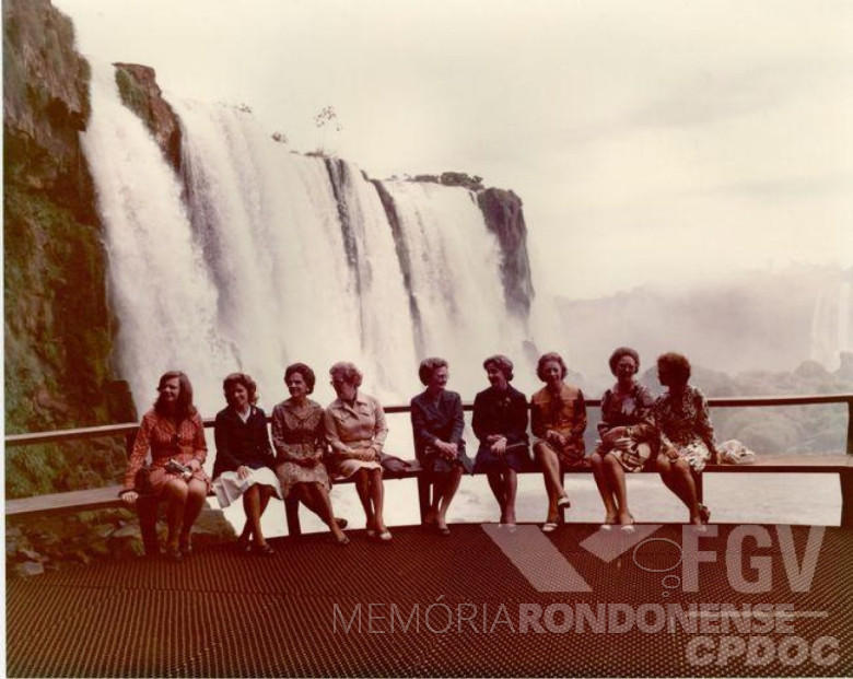 Da esq./dir.: Amália Lucy Geisel (1º); Consuelo de Abreu (4º); Lucy Geisel (5º). em visita a Foz do Iguaçu em 1974
Imagem: Acervo e legenda de Walter Dysarsz.