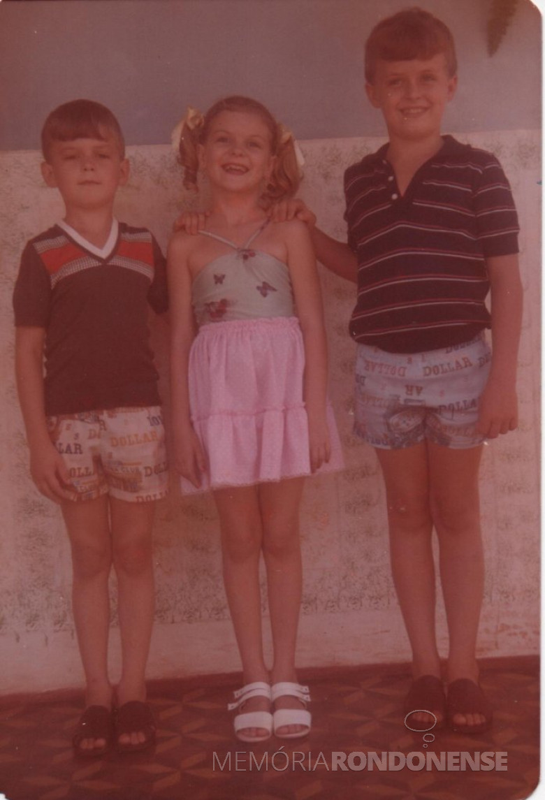 Filhos Renato (e), Claci e Darci do casal pioneiro Maria (nascida Becker) e Adolfo Oscar Kunzler.