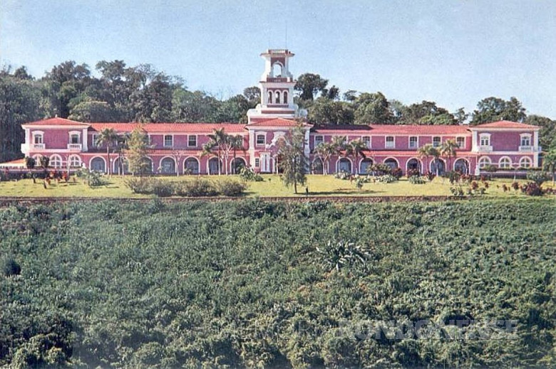 || Hotel das Cataratas em 1958.
Imagem: Acervo e legenda de Walter Dysarsz - Foz do Iguaçu / Facebook.